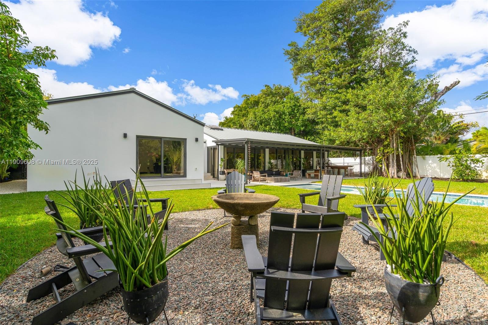 BISCAYNE PINES - Residential