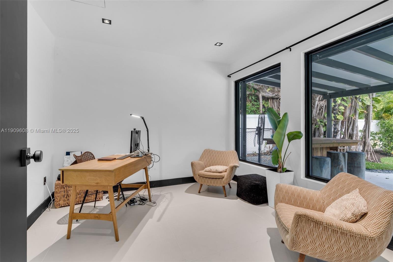 BISCAYNE PINES - Residential