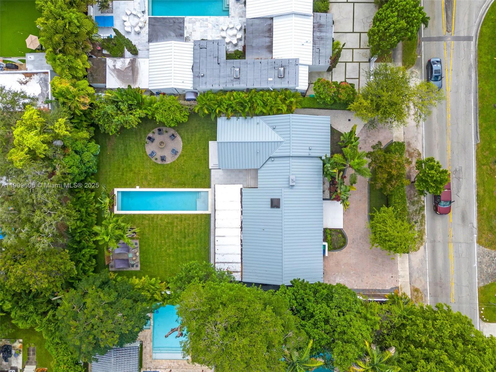 BISCAYNE PINES - Residential