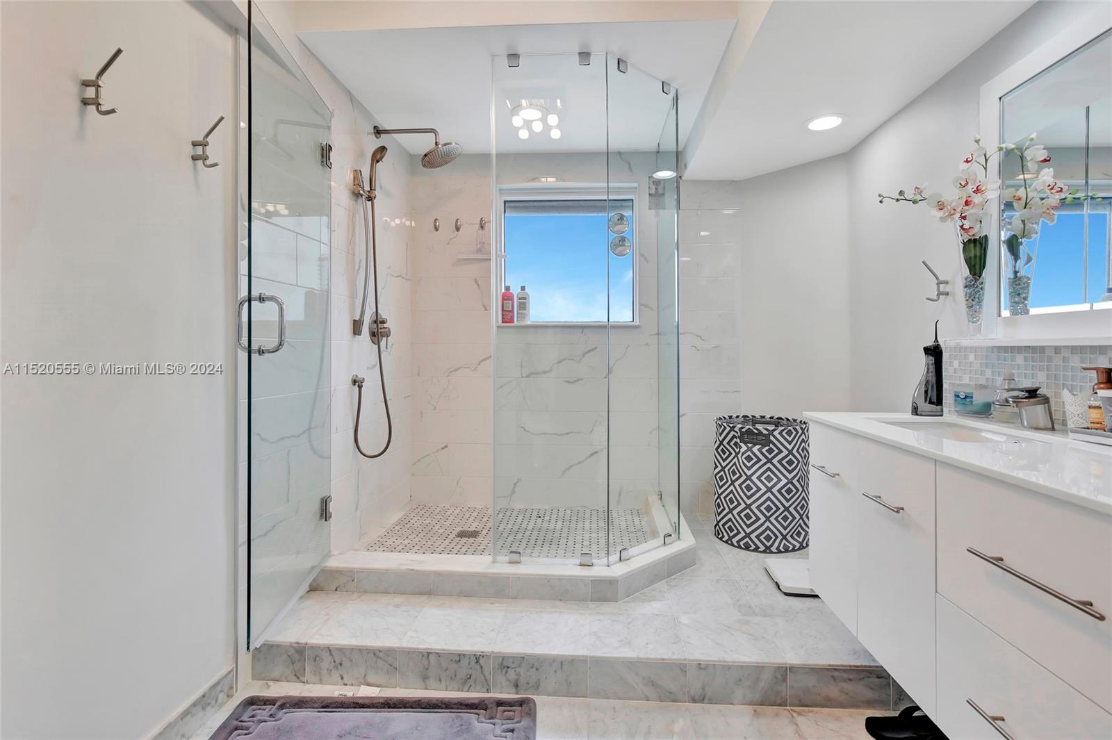 Sunny Isles Beach, Florida 33160, United States, 2 Bedrooms Bedrooms, ,2 BathroomsBathrooms,Residential,Active,66309