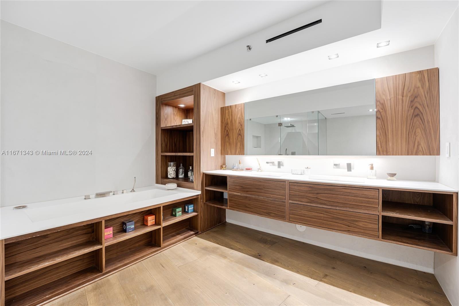 ICON CONDO - Residential