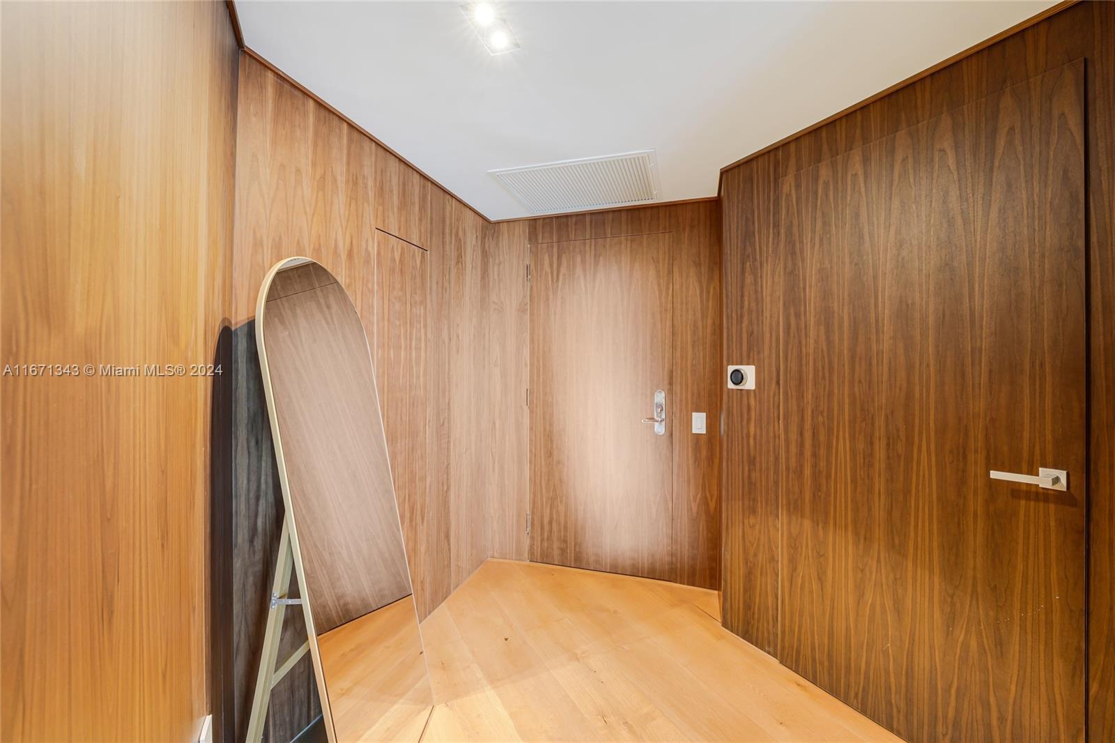 ICON CONDO - Residential