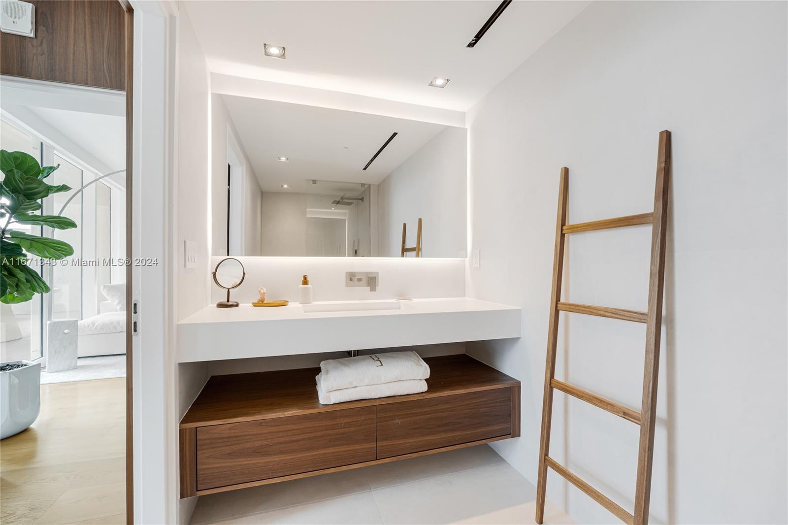 ICON CONDO - Residential