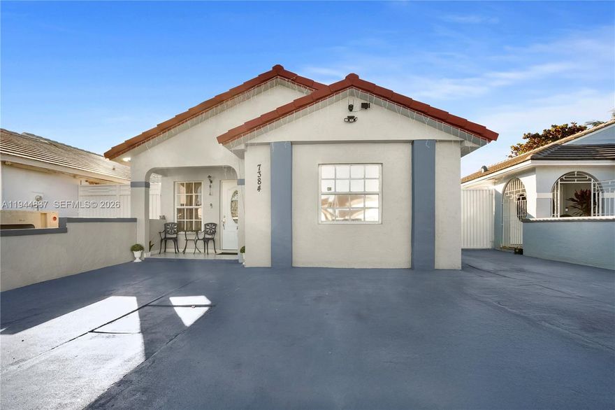 Great opportunity for anyone looking for a family-friendly community. This well-maintained home is conveniently located near the 826, with easy access to restaurants and shopping malls. The property features an updated kitchen and has been carefully maintained throughout. Enjoy a covered backyard, perfect for family gatherings and BBQs. The area also offers excellent schools, making this an ideal home for families.