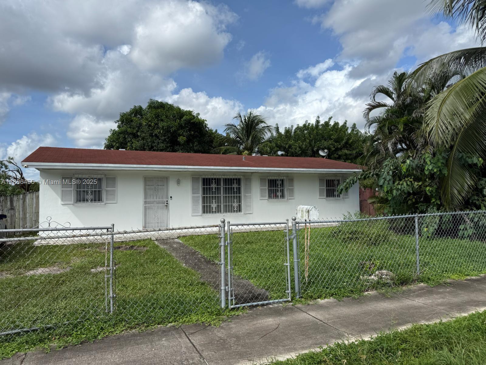 Motivated seller. 3% of seller contribution. Discover your next home at 3277 NW 179th St, Miami Gardens — a single-family residence built in 1970 with 4 bedrooms, 2 bathroom, and 1,436 square feet of living space on an 8,755 square foot lot.
It stands out for its potential and its strategic location in an area with rising property values.
ONE Sotheby's International Real Estate
Current estimates value the property between $495,000 and $605,000, reflecting the dynamism of the local market.
Prime location near schools, shops, expressways, and essential services. A perfect canvas to renovate and transform according to your lifestyle.”