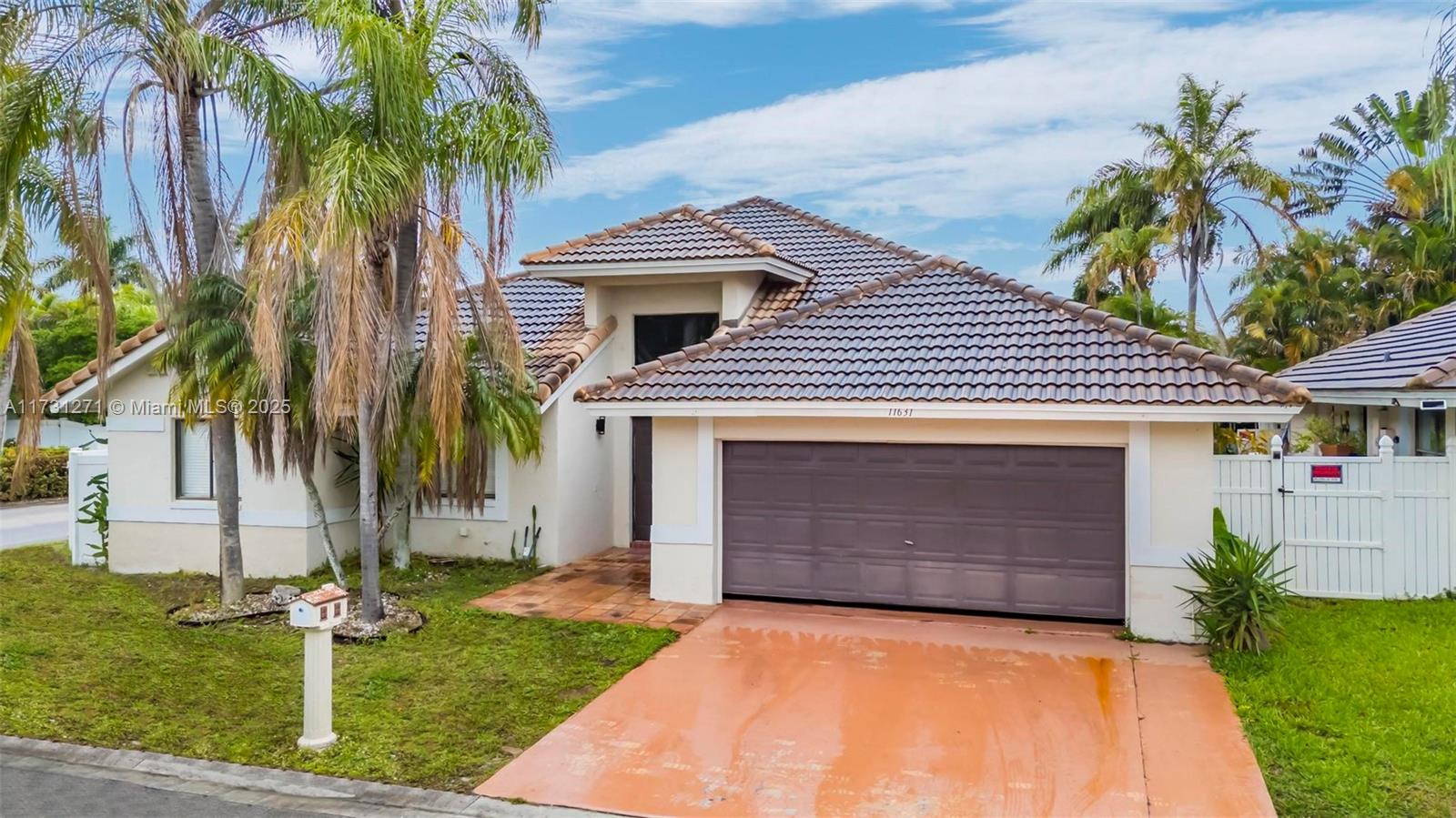 11631 Sw 10th St, Pembroke Pines, Miami-Dade County, Florida - 3 Bedrooms  
2 Bathrooms - 