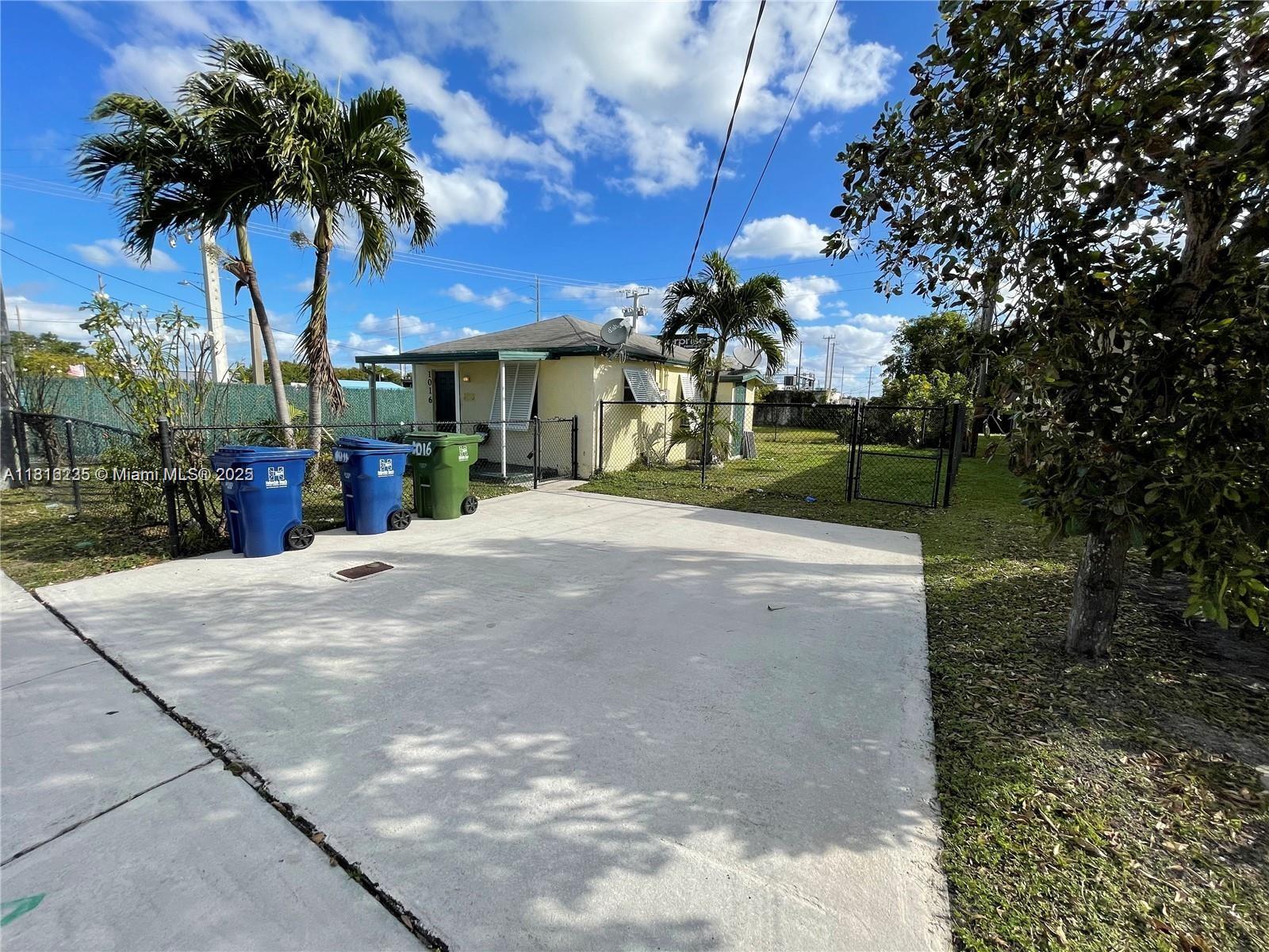 1016 Nw 1st Ave, Hallandale Beach, Broward County, Florida - 2 Bedrooms  
1 Bathrooms - 