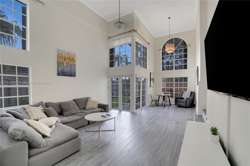 Photo of 8 Governors Ct, Palm Beach Gardens, FL 33418 (MLS # A11334107)