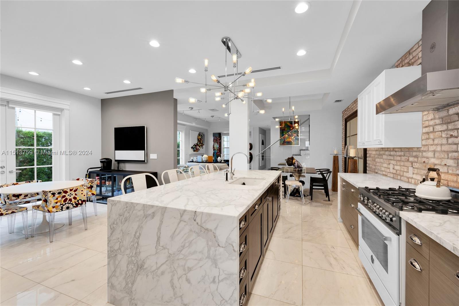 PINES MANOR - Residential