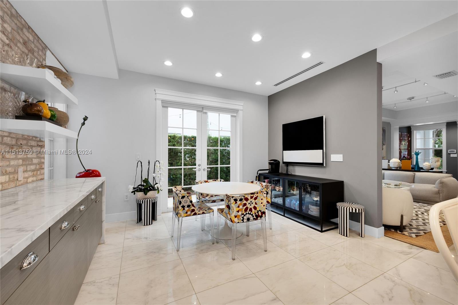 PINES MANOR - Residential