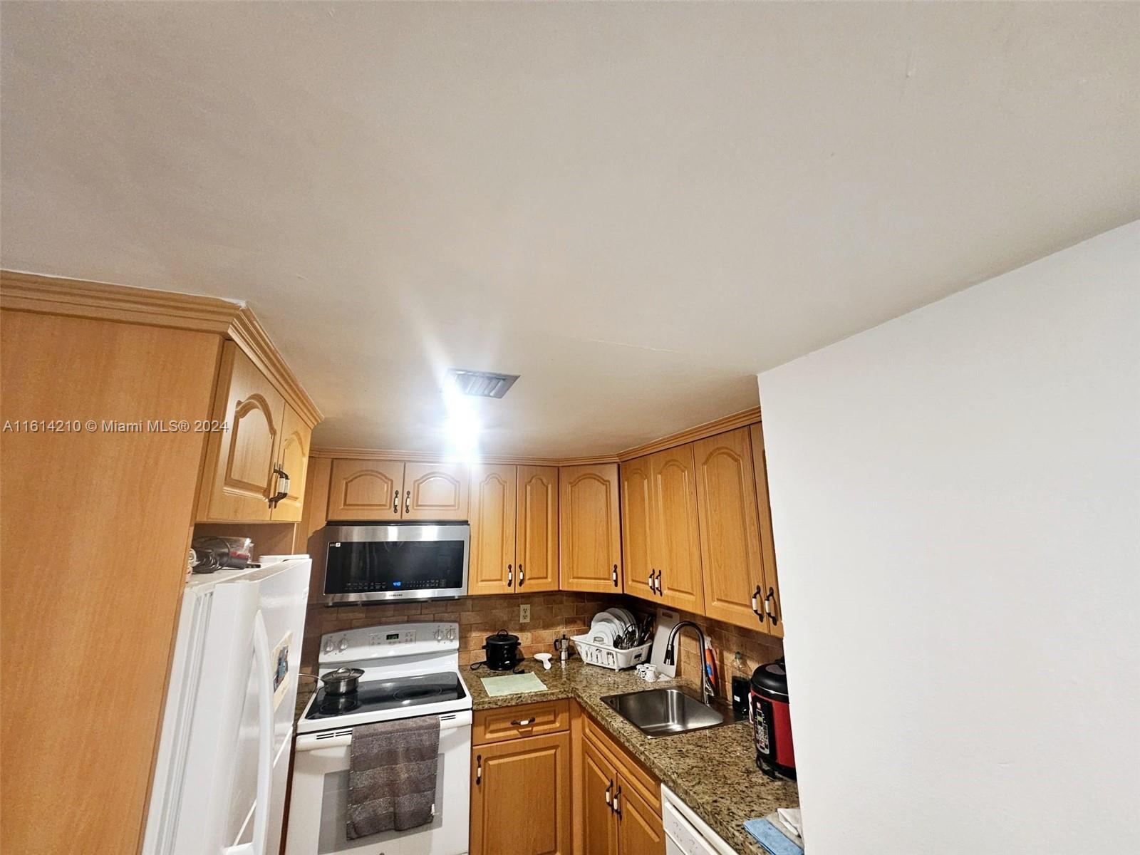 EL JARDIN DE HIALEAH COND - Residential
