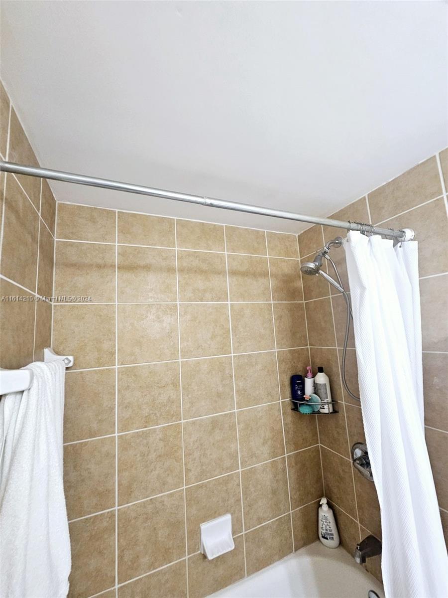 EL JARDIN DE HIALEAH COND - Residential