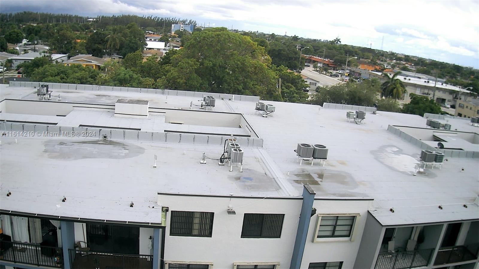 EL JARDIN DE HIALEAH COND - Residential