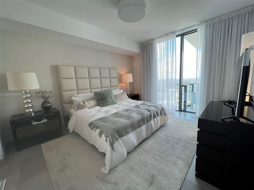 FULLY FURNISHED LIKE NEW UNIT. FORMER SALES MODEL. ENJOY AMAZING BAY AND RIVER VIEWS FROM THIS SPECTACULAR 1/1.5 LIKE NEW UNIT. LIVE INSIDE BRICKELL CITY CENTER. ONE ASSIGNED PARKING SPACE.
