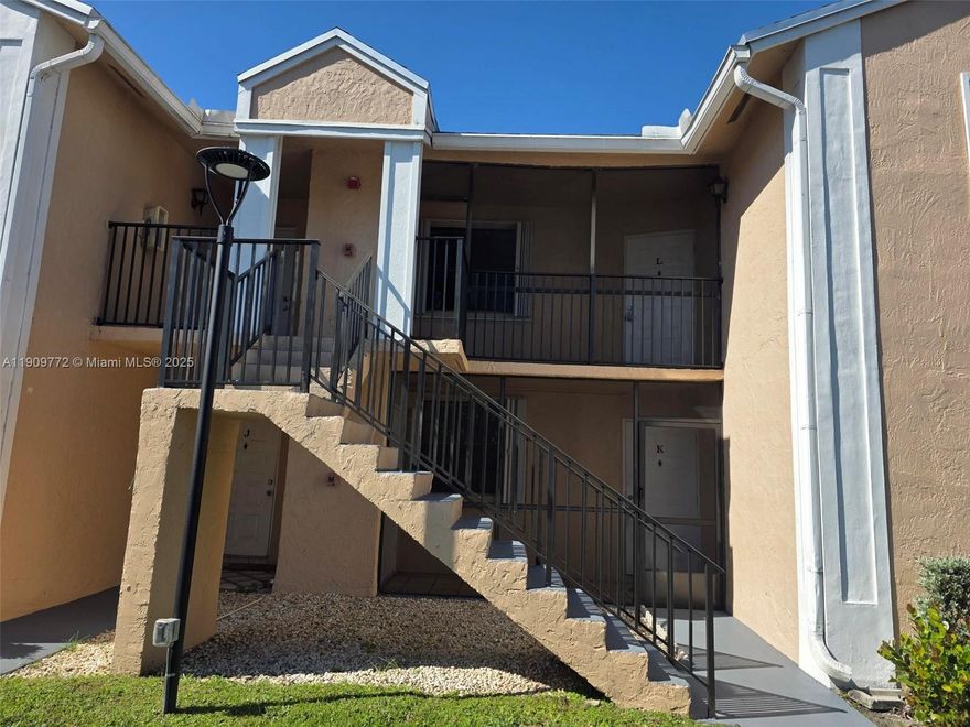 Fully Remodeled Condo with Lake View

Modern and spacious condo located in an excellent area.
Features 3 bedrooms, 2 full bathrooms, a large living and dining area, and a balcony with a beautiful lake view.
The kitchen is fully equipped and also offers a stunning view of the lake.
Includes a laundry area.

A comfortable, elegant home move-in ready!