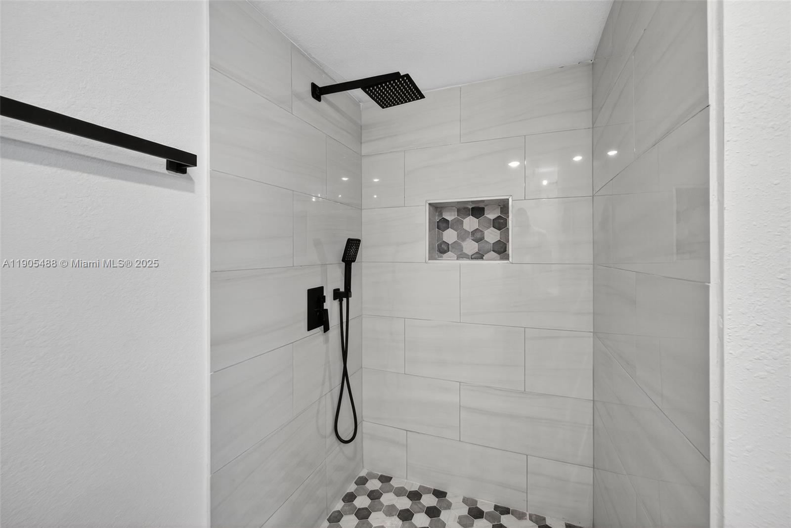 GATE THREE CONDO - Residential