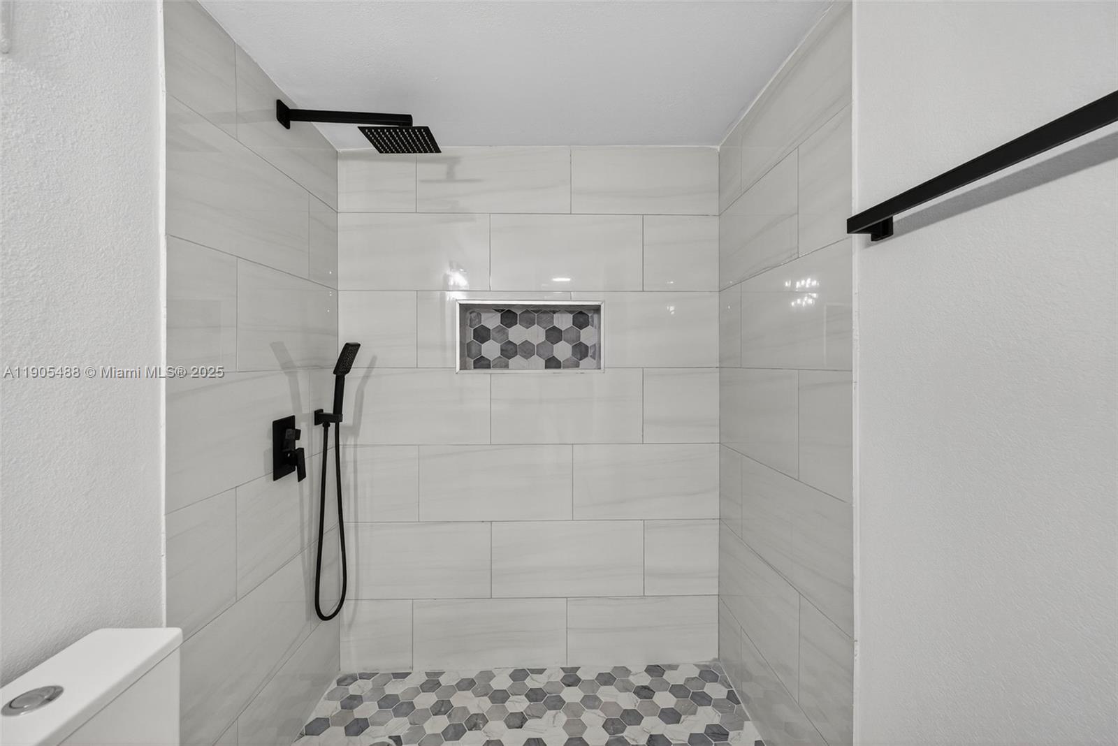 GATE THREE CONDO - Residential