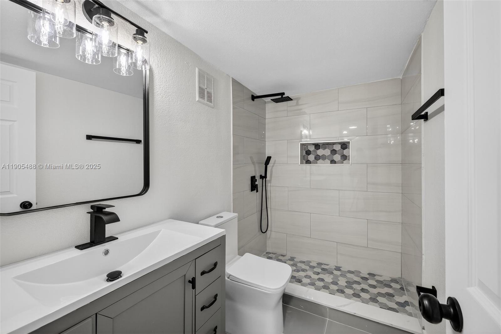 GATE THREE CONDO - Residential