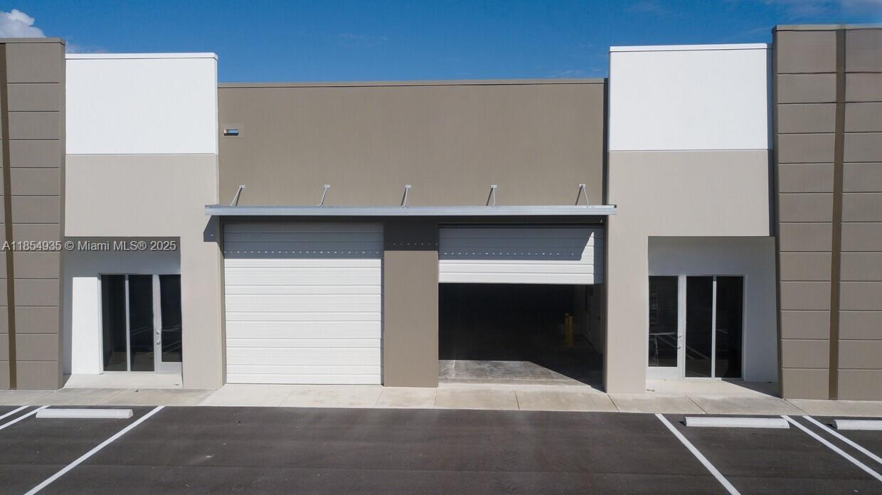 +/-1,300 SF Street level office/warehouse. (+/-300 SF of office). Beautiful upgraded unit with a professional interior design. Must see it