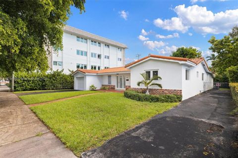 Photo of 811 Capri St, Coral Gables, FL 33134 (MLS # A11916899)
