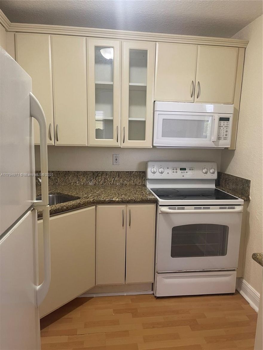 Spacious Corner Condo Unit 1 bedroom and den area-1 bathroom in Palmetto Bay. This condo only few steps from US-1, shopping center, postal office.