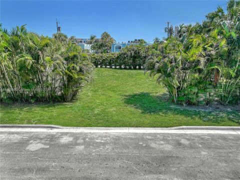 7 Lakeside Palms Ct Lake Worth FL 33460