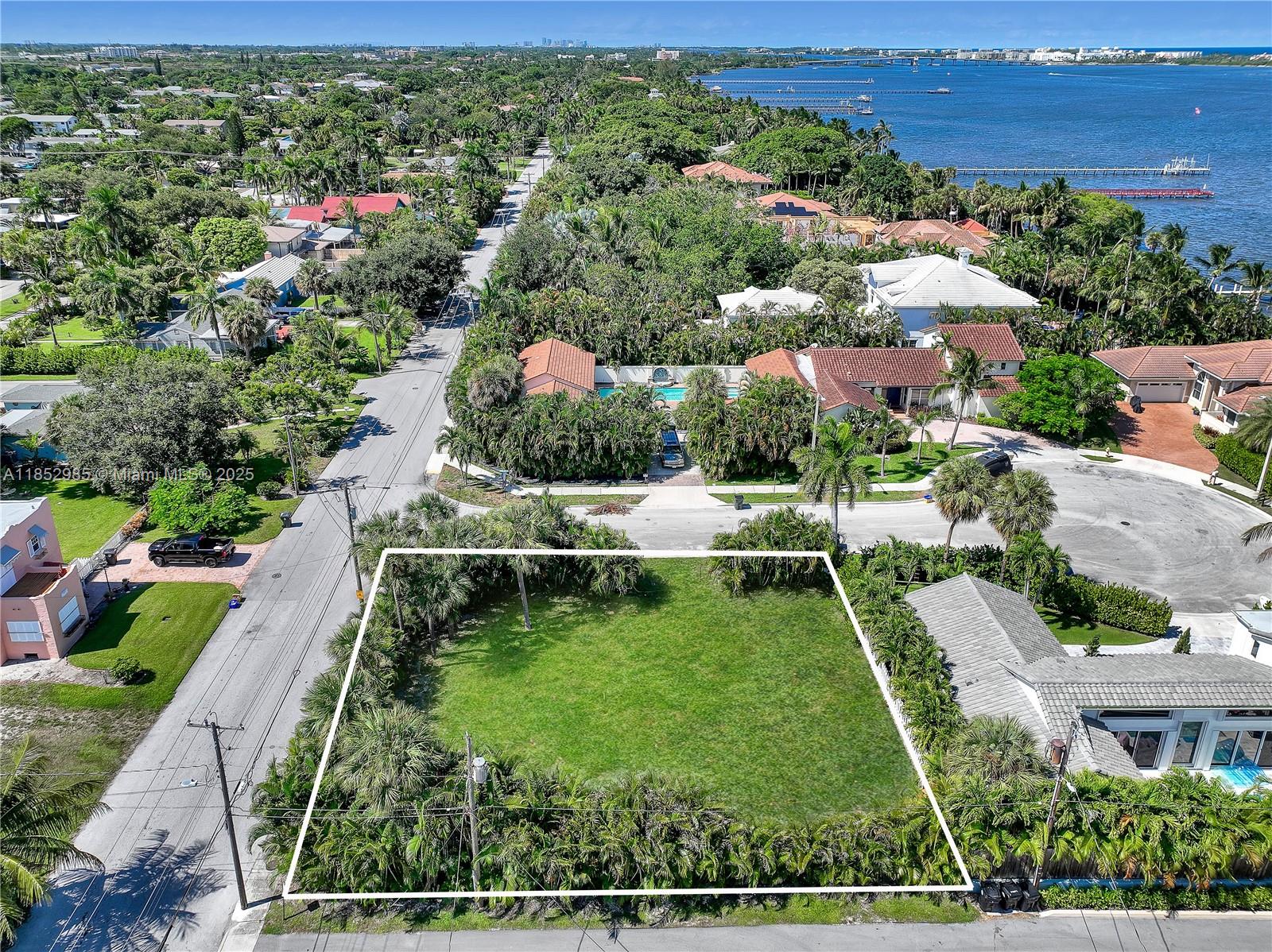 7 Lakeside Palms Ct