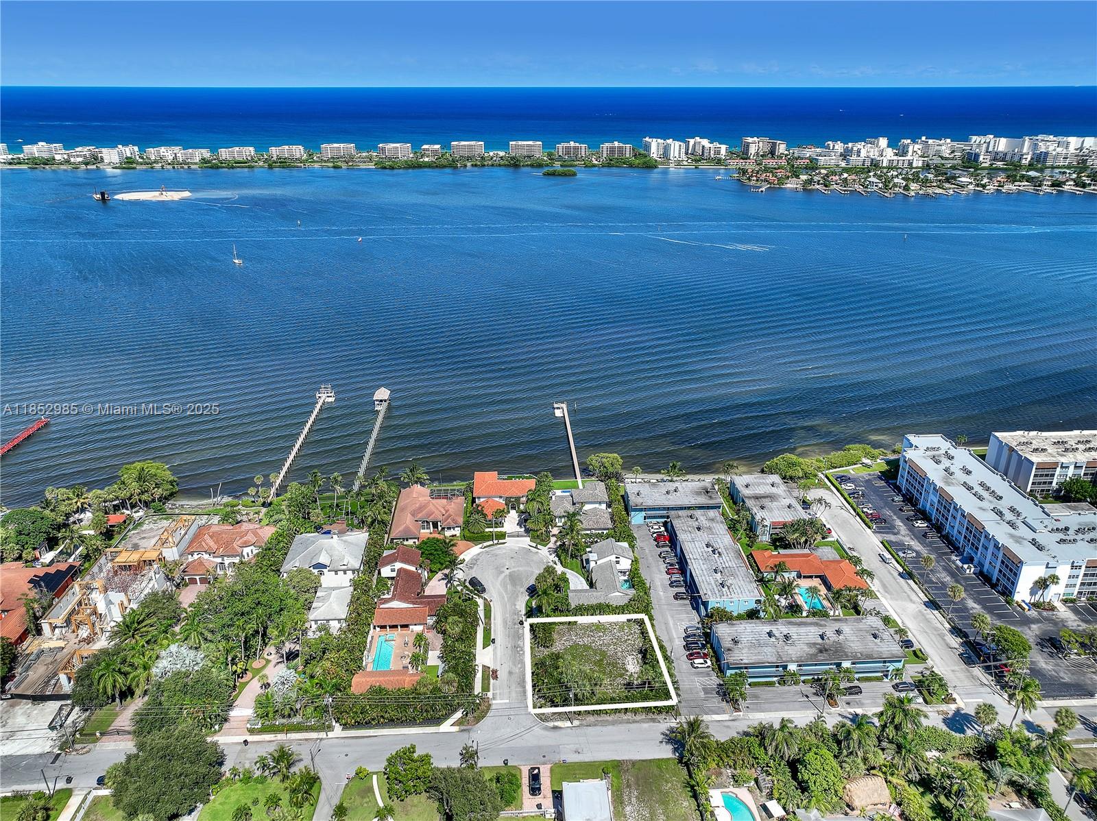 7 Lakeside Palms Ct