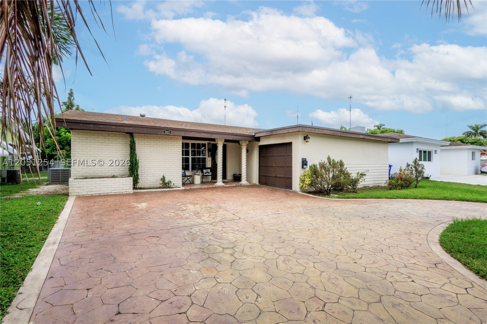 3821 E Lake Ter