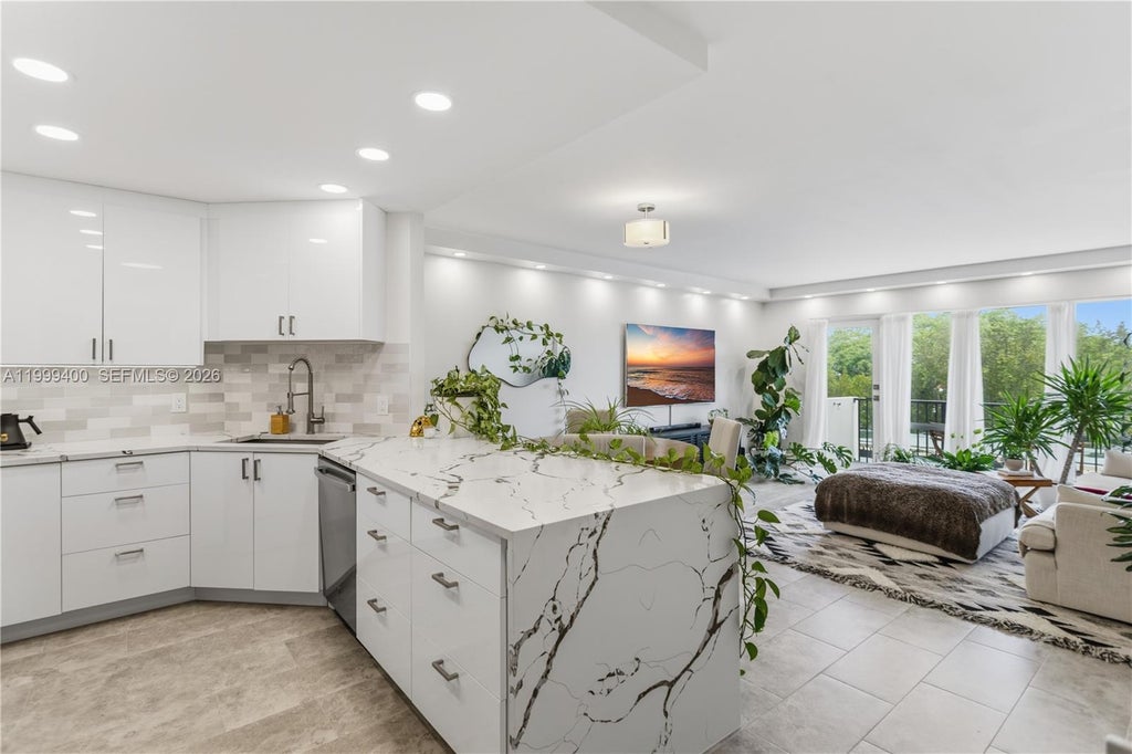 Photo of 340 Sunset Dr #407, Fort Lauderdale, FL 33301 (MLS # A11999400)