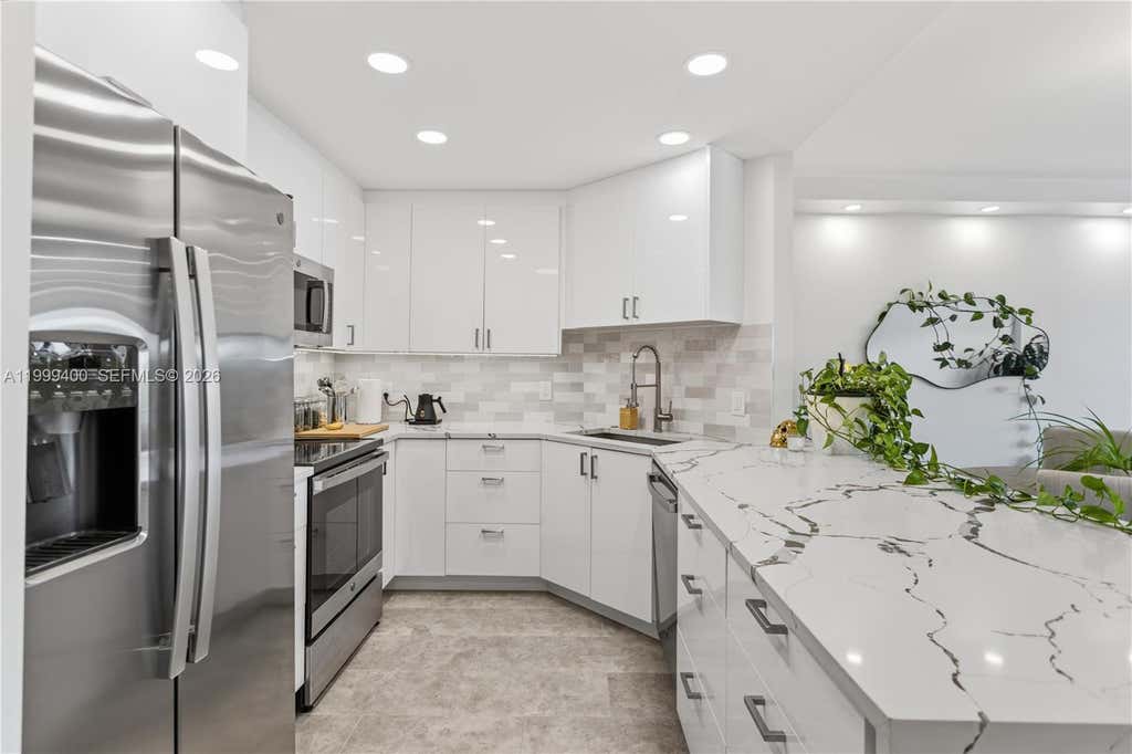 Photo of 340 Sunset Dr #407, Fort Lauderdale, FL 33301 (MLS # A11999400)