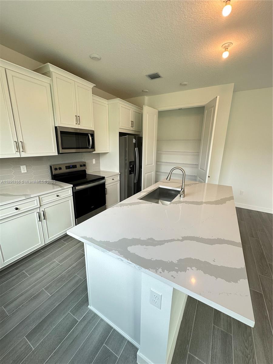 FOREST - Residential Lease
