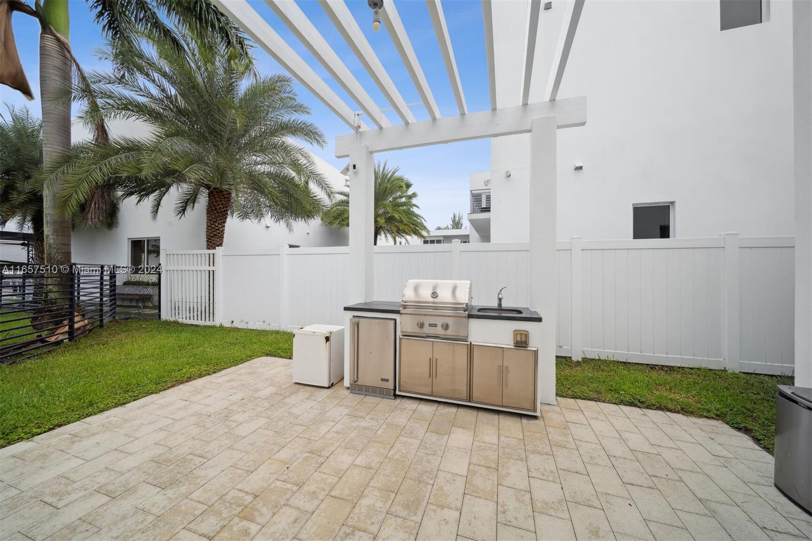 DORAL COMMONS RESIDENTIAL - Residential