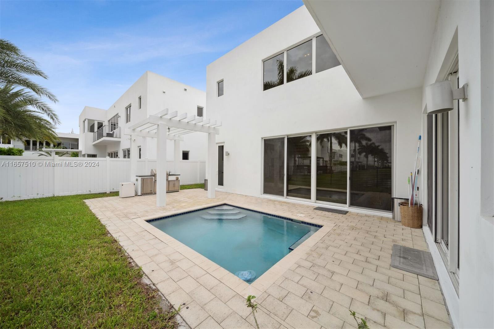 DORAL COMMONS RESIDENTIAL - Residential