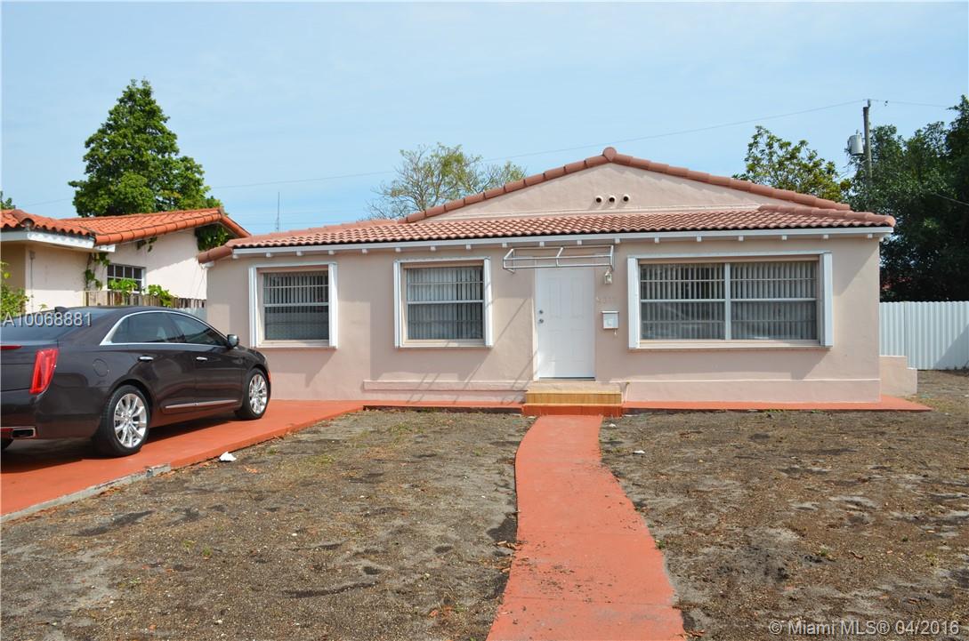 Beautiful, gorgeous, spacious 3 bedroom/2 bathroom house for rent in the heart of Coral Gables. Ten minutes to Brickell and close to all major highways and shopping center. Close to Venetian pool and very nice quiet area to live.
This is a MUST see house for rent!