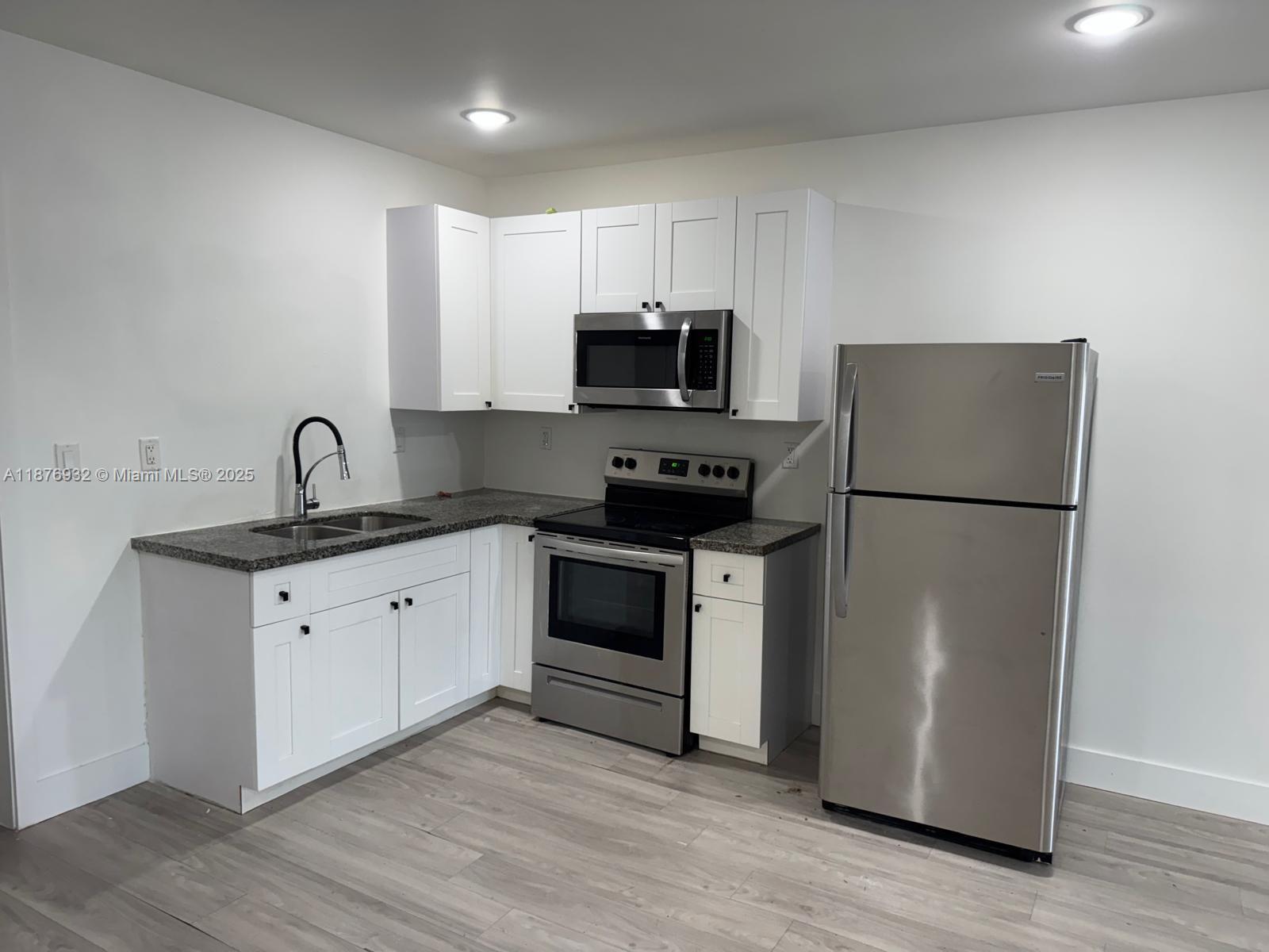 Great 3/2 bath multifamily home (2022) offers great privacy with plenty of spacious for you to call it your Home.
located in one of the most central areas of Miami and near to many fabolous places.