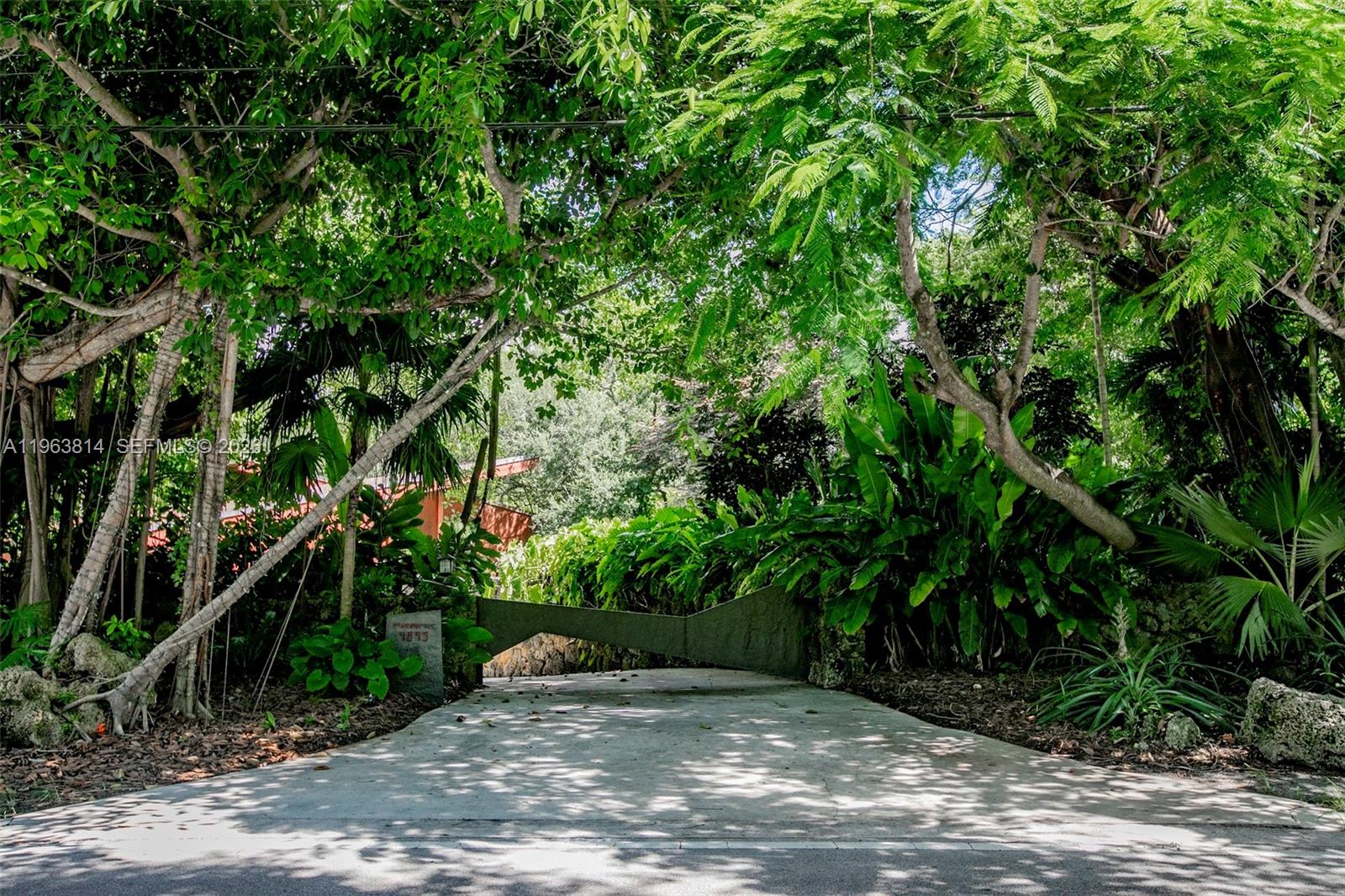 COLLINS MANOR - Residential