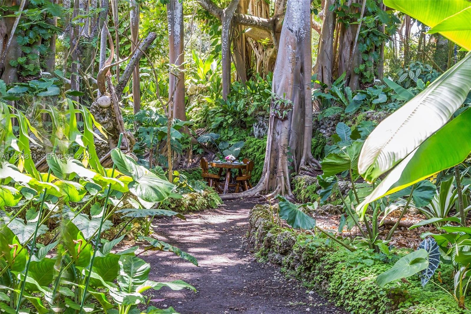 COLLINS MANOR - Residential