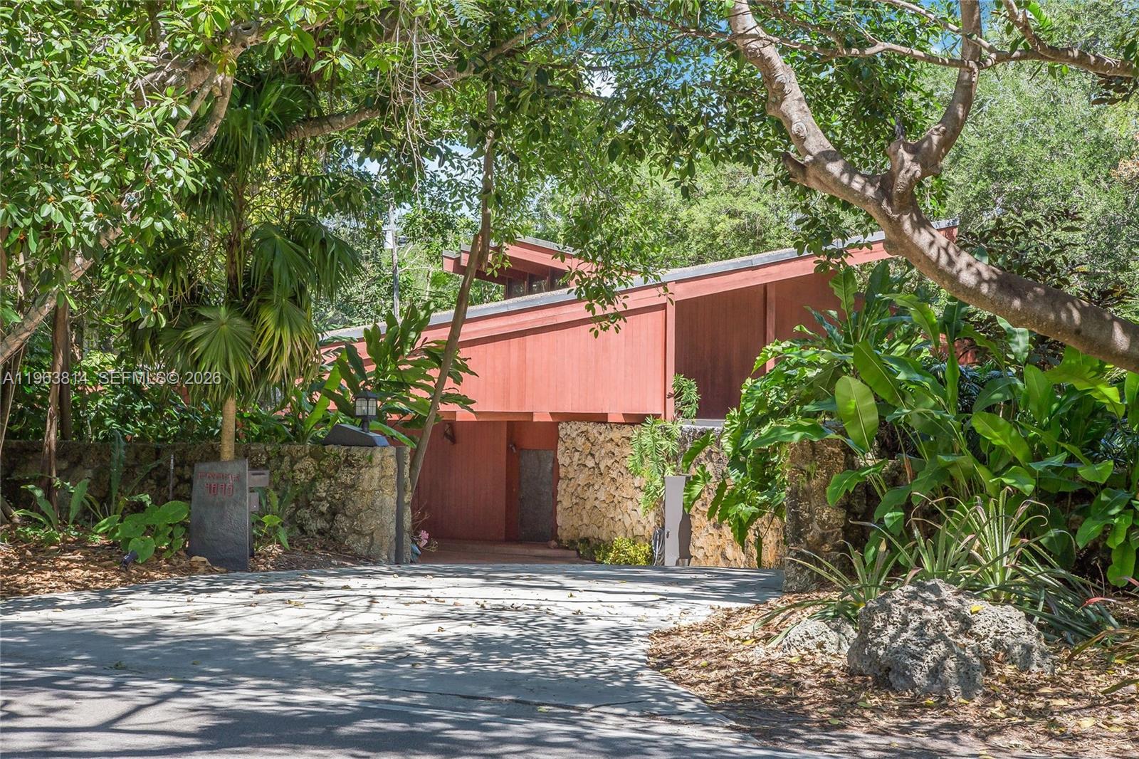 COLLINS MANOR - Residential