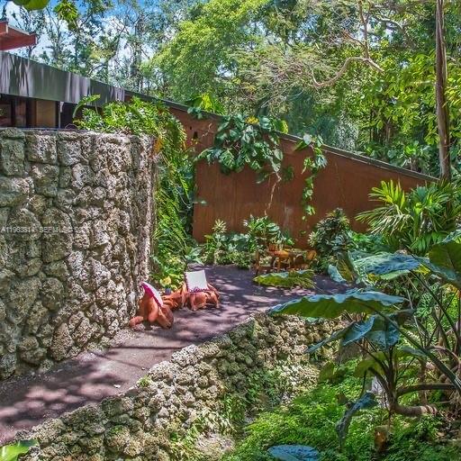 COLLINS MANOR - Residential