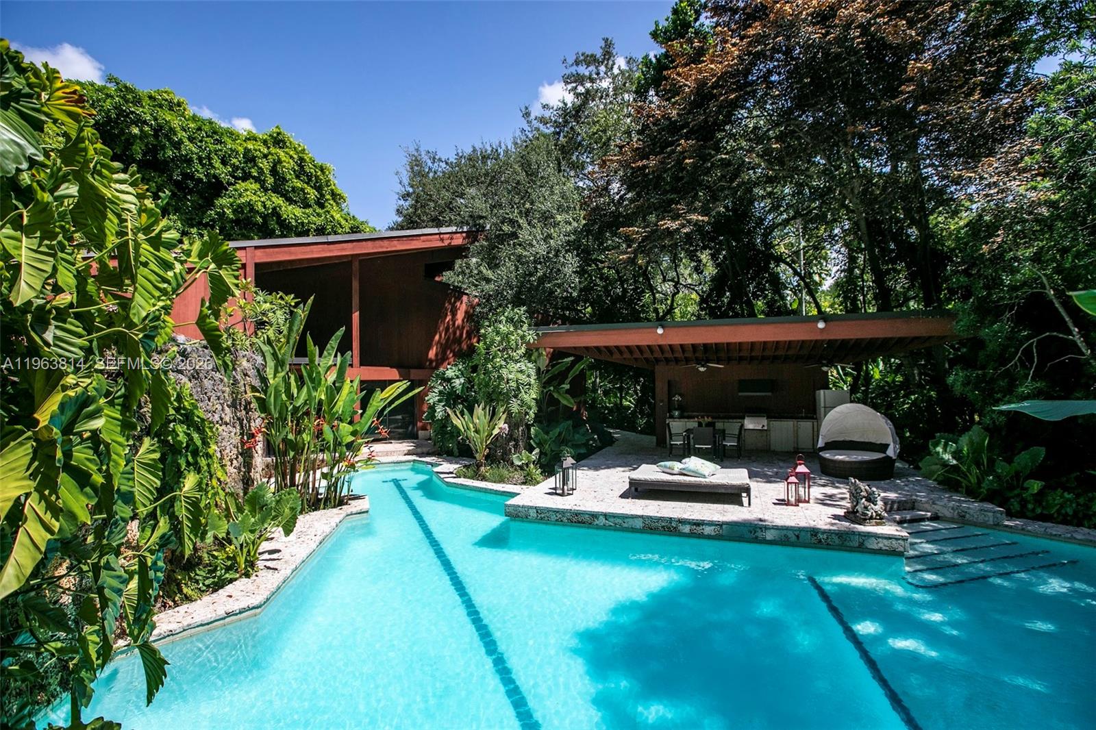 COLLINS MANOR - Residential