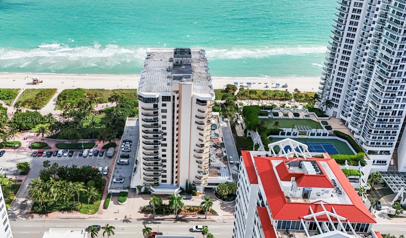 6423 Collins Ave
