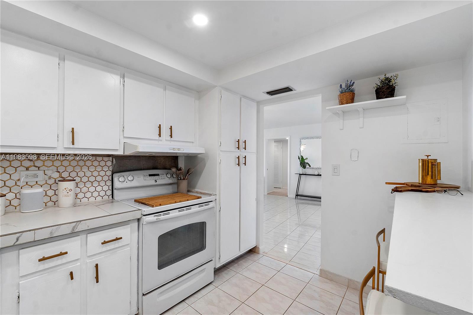 6039 Collins Ave 934