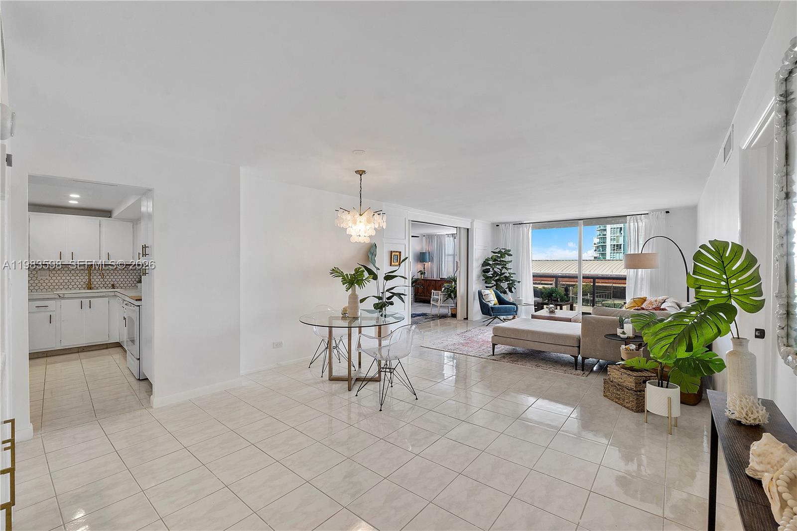 6039 Collins Ave 934