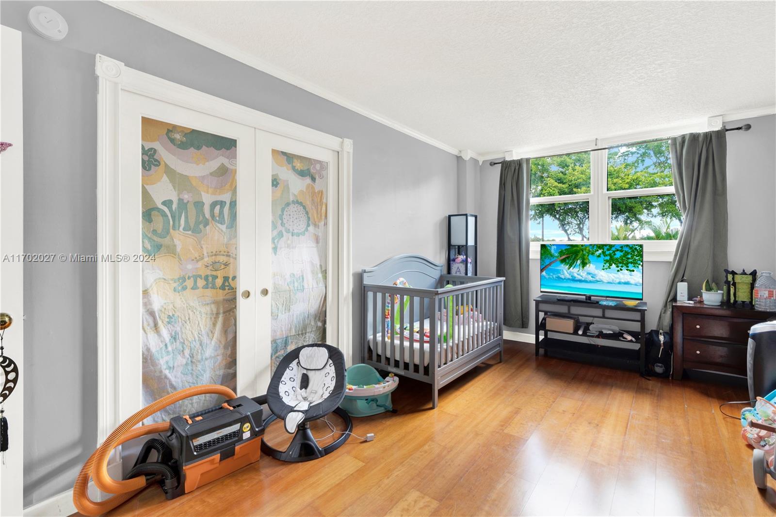 LAKE EMERALD CONDOMINIUM - Residential