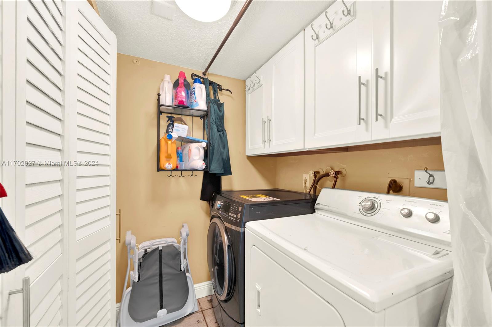 LAKE EMERALD CONDOMINIUM - Residential