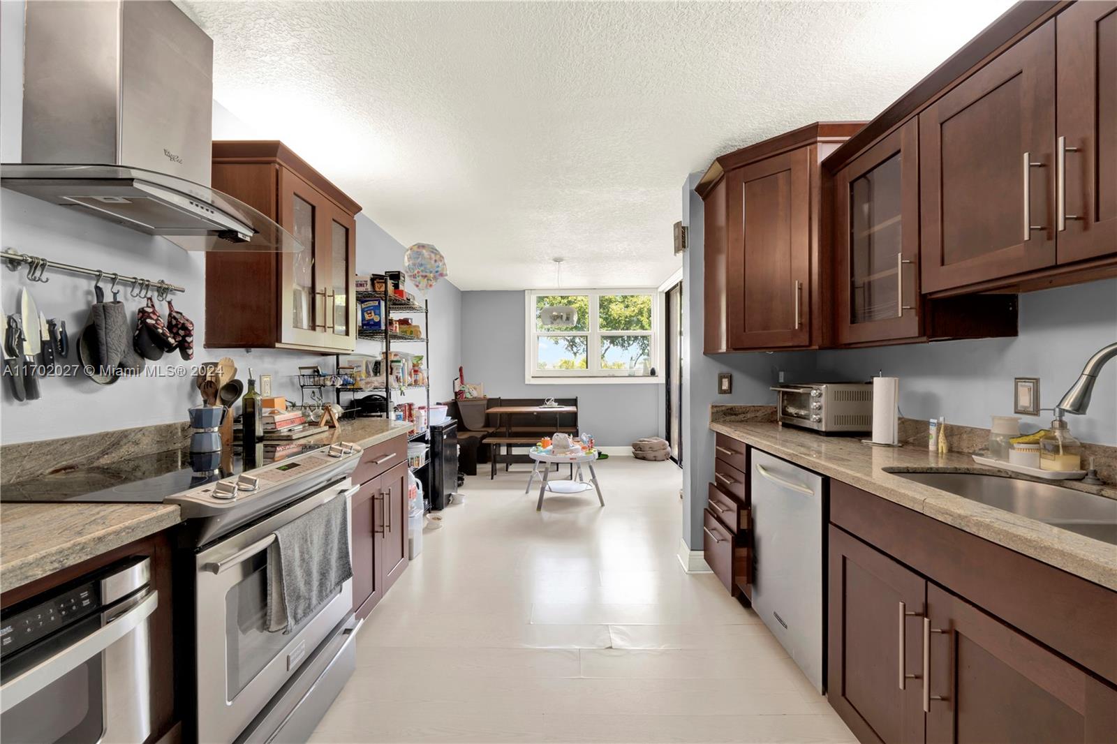 LAKE EMERALD CONDOMINIUM - Residential