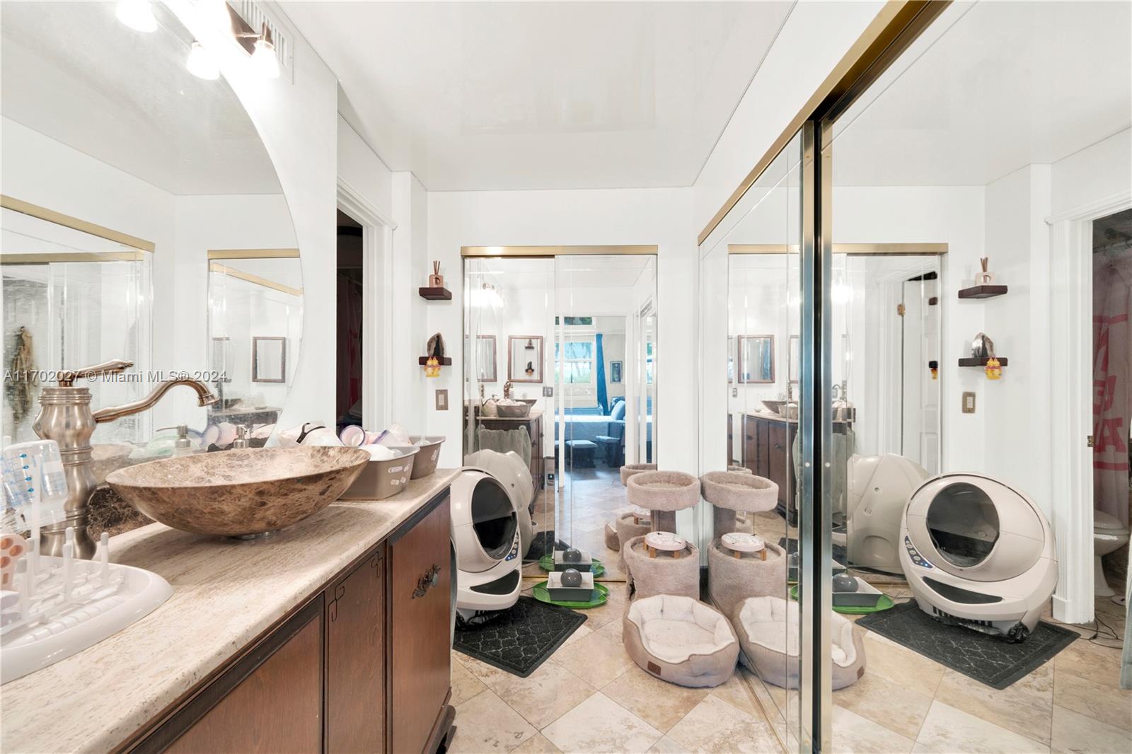 LAKE EMERALD CONDOMINIUM - Residential