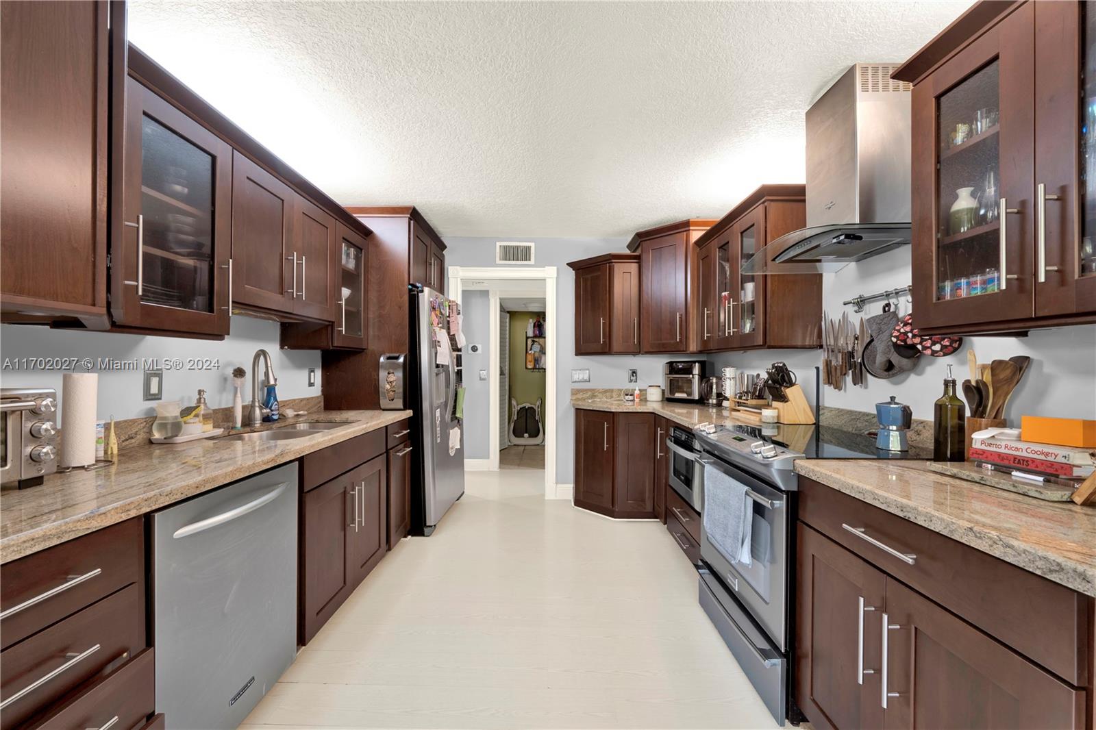 LAKE EMERALD CONDOMINIUM - Residential