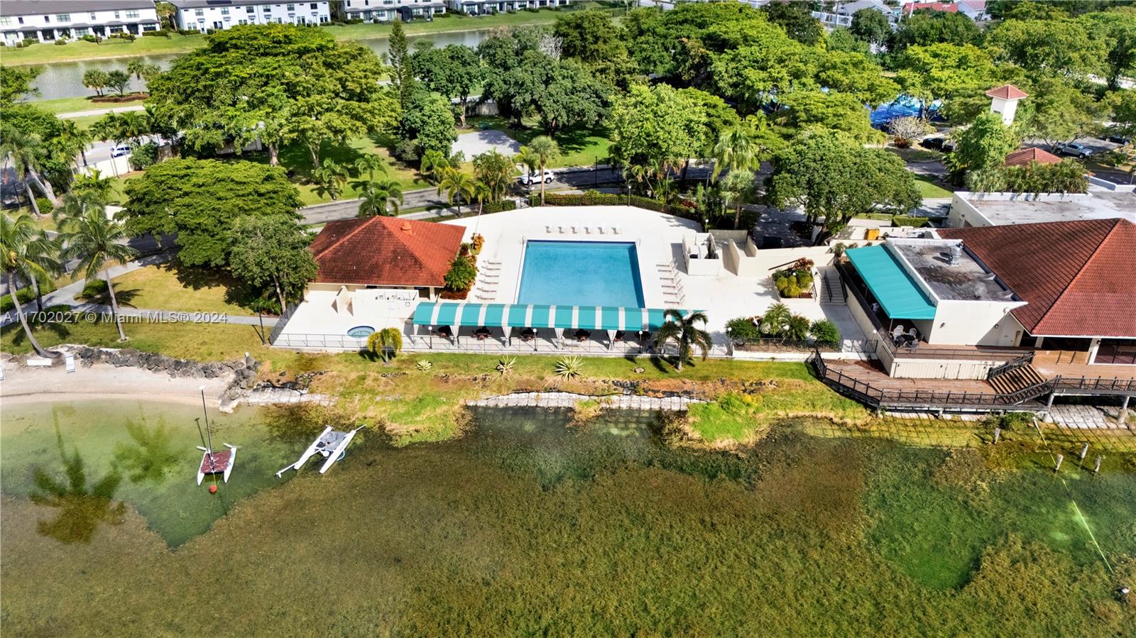 LAKE EMERALD CONDOMINIUM - Residential